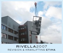 Jürgen Escher liefert eine überholte Krones-Maschine bei Rivela an…, bzw. die Maschine wird mit Kran in das Rivella-Gebäude geliftet